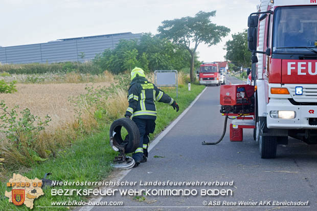 20170717 Pkw Lenkerin prallt gegen Baum auf der L4043 bei Mitterndorf a.d.Fischa Foto: © ASB ÖA Rene Weiner 20170717 Pkw Lenkerin prallt gegen Baum auf der L4043 bei Mitterndorf a.d.Fischa Foto: © ASB ÖA Rene Weiner