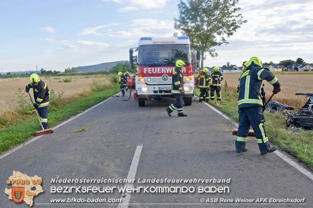 20170717 Pkw Lenkerin prallt gegen Baum auf der L4043 bei Mitterndorf a.d.Fischa Foto: © ASB ÖA Rene Weiner 20170717 Pkw Lenkerin prallt gegen Baum auf der L4043 bei Mitterndorf a.d.Fischa Foto: © ASB ÖA Rene Weiner