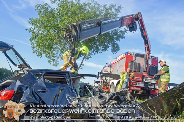 20170717 Pkw Lenkerin prallt gegen Baum auf der L4043 bei Mitterndorf a.d.Fischa Foto: © ASB ÖA Rene Weiner 20170717 Pkw Lenkerin prallt gegen Baum auf der L4043 bei Mitterndorf a.d.Fischa Foto: © ASB ÖA Rene Weiner