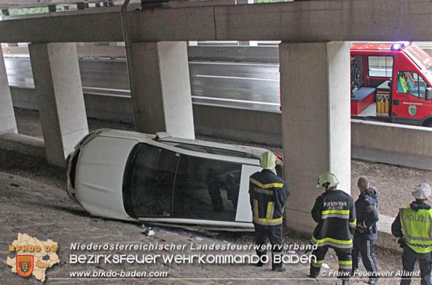 20170719 Schwirige Fahrzeugbergung nach Verkehrsunfall auf der A21 bei Hochstraß  Foto: © Freiwillige Feuerwehr Alland