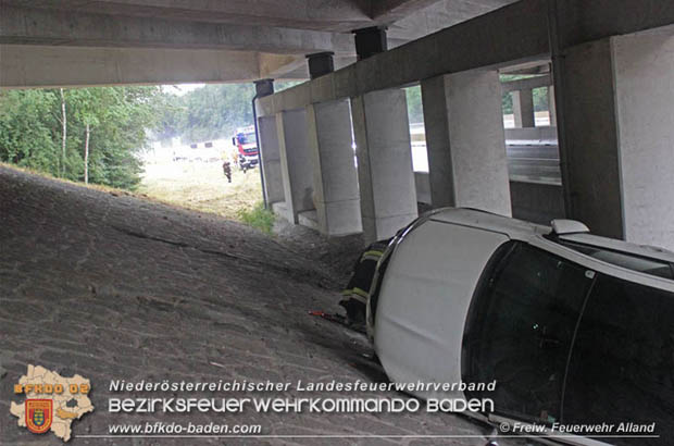 20170719 Schwirige Fahrzeugbergung nach Verkehrsunfall auf der A21 bei Hochstraß  Foto: © Freiwillige Feuerwehr Alland