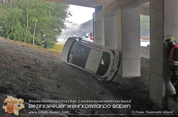 20170719 Schwirige Fahrzeugbergung nach Verkehrsunfall auf der A21 bei Hochstraß  Foto: © Freiwillige Feuerwehr Alland
