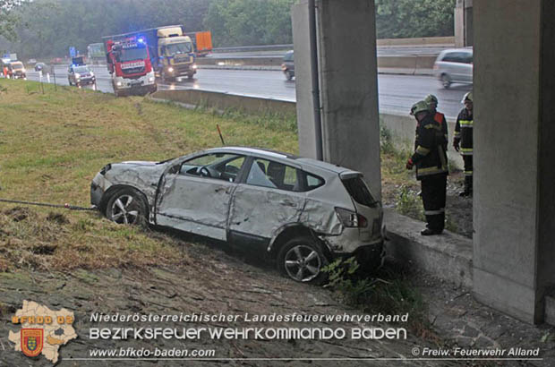 20170719 Schwirige Fahrzeugbergung nach Verkehrsunfall auf der A21 bei Hochstraß  Foto: © Freiwillige Feuerwehr Alland