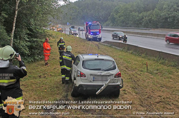 20170719 Schwirige Fahrzeugbergung nach Verkehrsunfall auf der A21 bei Hochstraß  Foto: © Freiwillige Feuerwehr Alland