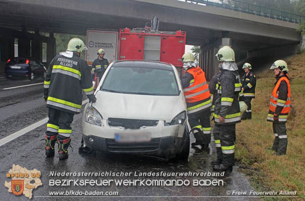 20170719 Schwirige Fahrzeugbergung nach Verkehrsunfall auf der A21 bei Hochstraß  Foto: © Freiwillige Feuerwehr Alland