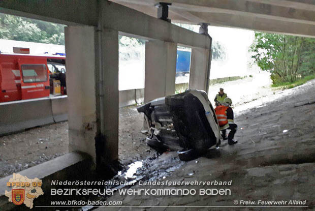 20170719 Schwirige Fahrzeugbergung nach Verkehrsunfall auf der A21 bei Hochstraß Foto: © Freiwillige Feuerwehr Alland 20170719 Schwirige Fahrzeugbergung nach Verkehrsunfall auf der A21 bei Hochstraß Foto: © Freiwillige Feuerwehr Alland