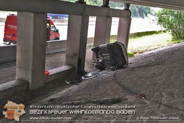 20170719 Schwirige Fahrzeugbergung nach Verkehrsunfall auf der A21 bei Hochstraß Foto: © Freiwillige Feuerwehr Alland 20170719 Schwirige Fahrzeugbergung nach Verkehrsunfall auf der A21 bei Hochstraß Foto: © Freiwillige Feuerwehr Alland