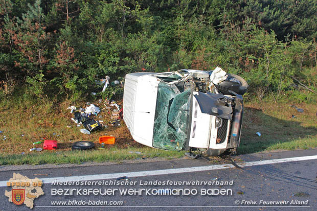 20170721 Kleintransporter verunfallt auf der A21 bei Heiligenkreuz  Foto: © Freiwillige Feuerwehr Alland