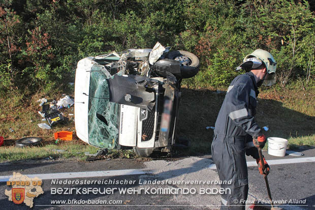 20170721 Kleintransporter verunfallt auf der A21 bei Heiligenkreuz  Foto: © Freiwillige Feuerwehr Alland