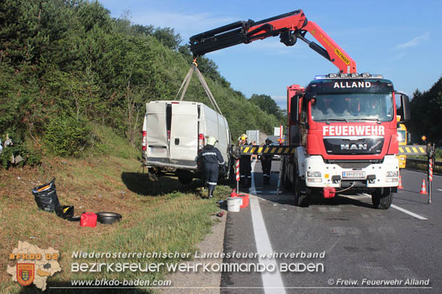20170721 Kleintransporter verunfallt auf der A21 bei Heiligenkreuz  Foto: © Freiwillige Feuerwehr Alland