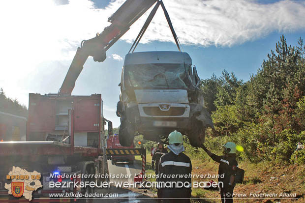 20170721 Kleintransporter verunfallt auf der A21 bei Heiligenkreuz  Foto: © Freiwillige Feuerwehr Alland