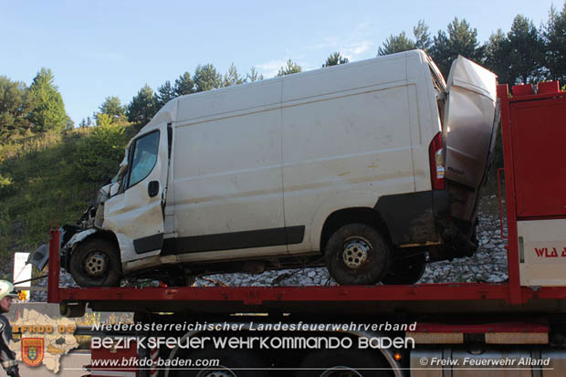 20170721 Kleintransporter verunfallt auf der A21 bei Heiligenkreuz  Foto: © Freiwillige Feuerwehr Alland