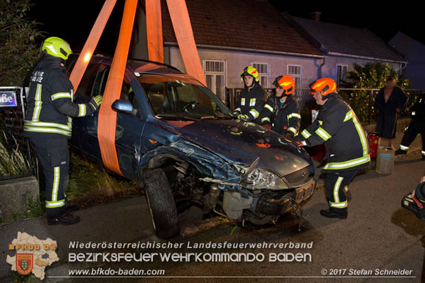 20170723 Fahrzeugüberschlag im Ortsgebiet Tribuswinkel  Foto: © Stefan Schneider BFK Baden