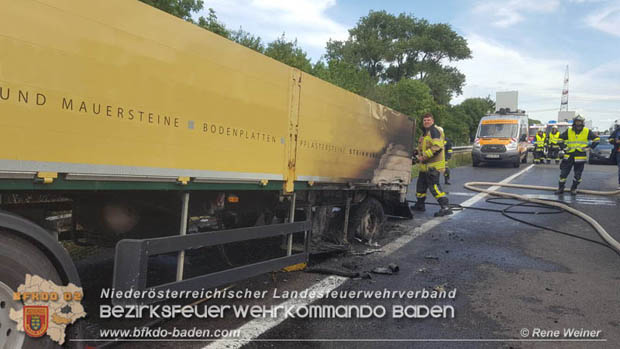 20170725 Brand eines Lkw Anhängers auf der A3 zwischen Ebreichsdorf und Münchendorf  Foto: © ASB Rene Weiner FF Weigelsdorf