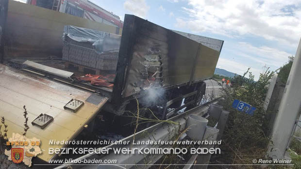 20170725 Brand eines Lkw Anhängers auf der A3 zwischen Ebreichsdorf und Münchendorf  Foto: © ASB Rene Weiner FF Weigelsdorf