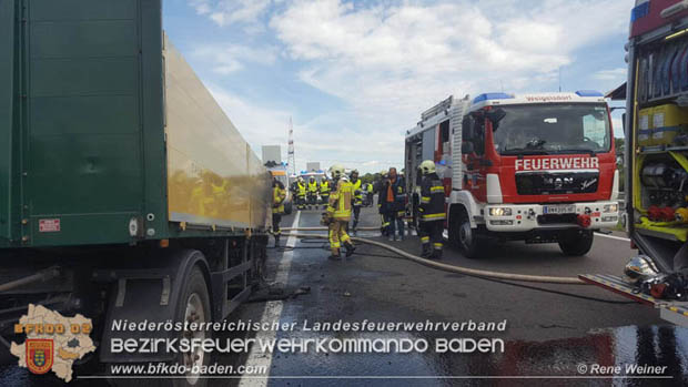 20170725 Brand eines Lkw Anhängers auf der A3 zwischen Ebreichsdorf und Münchendorf  Foto: © ASB Rene Weiner FF Weigelsdorf