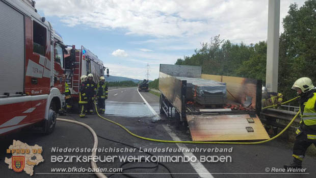 20170725 Brand eines Lkw Anhängers auf der A3 zwischen Ebreichsdorf und Münchendorf  Foto: © ASB Rene Weiner FF Weigelsdorf