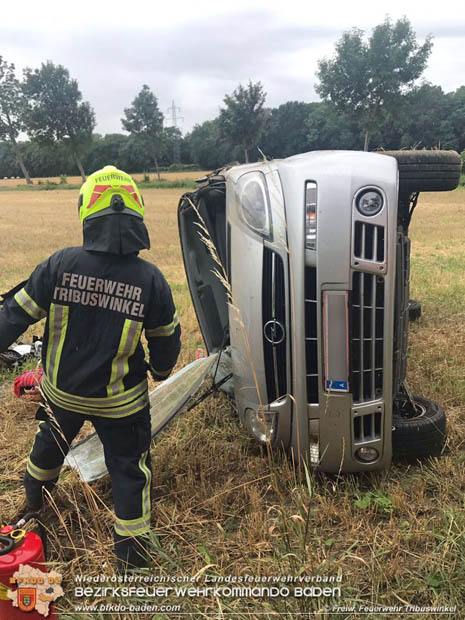 20170726 Kleinbus kom von Fahrbahn ab zwischen Tribuswinkel und Wienersdorf  Foto:  © Freiwillige Feuerwehr Tribuswinkel/ Philipp Potz
