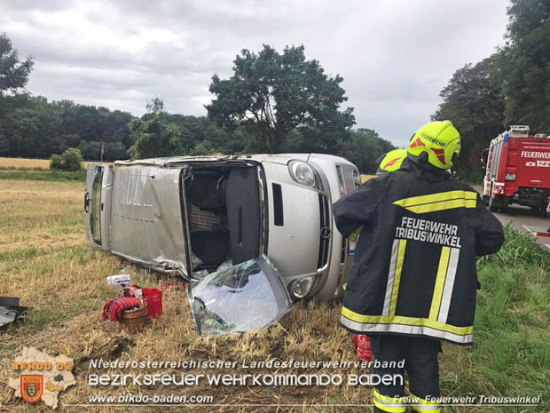 20170726 Kleinbus kom von Fahrbahn ab zwischen Tribuswinkel und Wienersdorf  Foto:  © Freiwillige Feuerwehr Tribuswinkel/ Philipp Potz