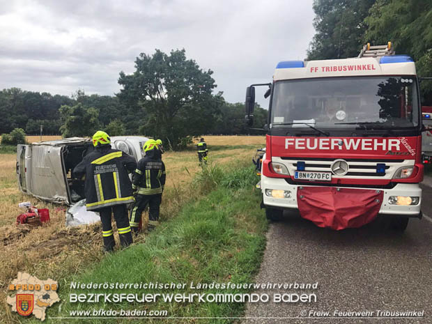 20170726 Kleinbus kom von Fahrbahn ab zwischen Tribuswinkel und Wienersdorf  Foto:  © Freiwillige Feuerwehr Tribuswinkel/ Philipp Potz