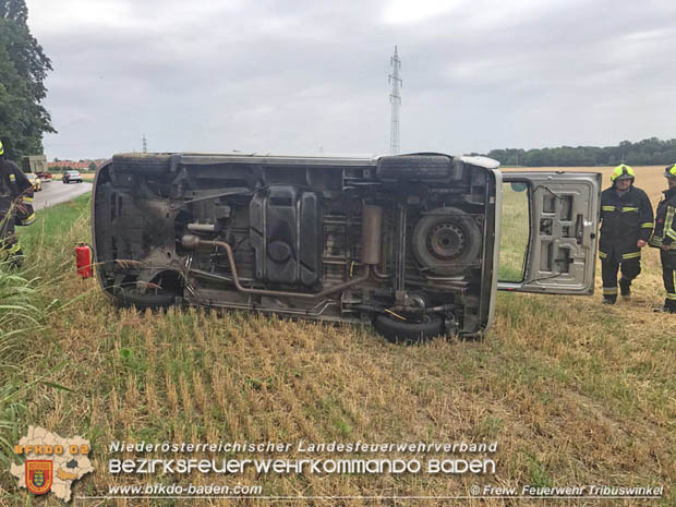 20170726 Kleinbus kom von Fahrbahn ab zwischen Tribuswinkel und Wienersdorf  Foto:  © Freiwillige Feuerwehr Tribuswinkel/ Philipp Potz