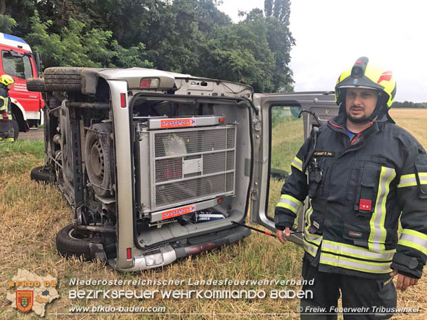 20170726 Kleinbus kom von Fahrbahn ab zwischen Tribuswinkel und Wienersdorf  Foto:  © Freiwillige Feuerwehr Tribuswinkel/ Philipp Potz