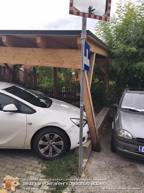 20170726 ungesichertes abgestelltes Fahrzeug machte sich in Enzesfeld selbständig Foto: © Freiwillige Feuerwehr Enzesfeld 20170726 ungesichertes abgestelltes Fahrzeug machte sich in Enzesfeld selbständig Foto: © Freiwillige Feuerwehr Enzesfeld