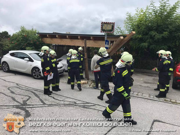 20170726 ungesichertes abgestelltes Fahrzeug machte sich in Enzesfeld selbständig Foto: © Freiwillige Feuerwehr Enzesfeld 20170726 ungesichertes abgestelltes Fahrzeug machte sich in Enzesfeld selbständig Foto: © Freiwillige Feuerwehr Enzesfeld