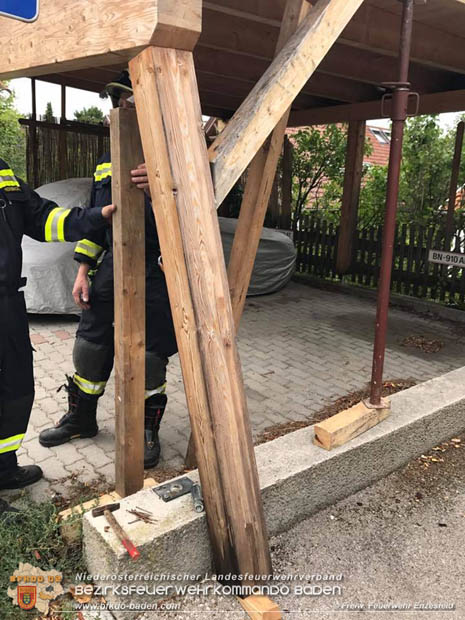 20170726 ungesichertes abgestelltes Fahrzeug machte sich in Enzesfeld selbständig Foto: © Freiwillige Feuerwehr Enzesfeld 20170726 ungesichertes abgestelltes Fahrzeug machte sich in Enzesfeld selbständig Foto: © Freiwillige Feuerwehr Enzesfeld
