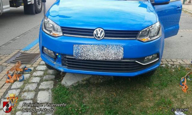 20170726 Pkw auf Stein aufgefahren in Berndorf am Hermannsplatz  Foto: © FF Berndorf-Stadt / Markus Wanzenböck
