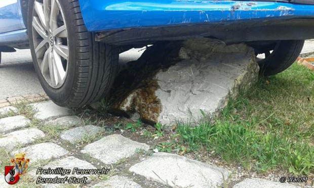 20170726 Pkw auf Stein aufgefahren in Berndorf am Hermannsplatz Foto: © FF Berndorf-Stadt / Markus Wanzenboeck 20170726 Pkw auf Stein aufgefahren in Berndorf am Hermannsplatz Foto: © FF Berndorf-Stadt / Markus Wanzenboeck