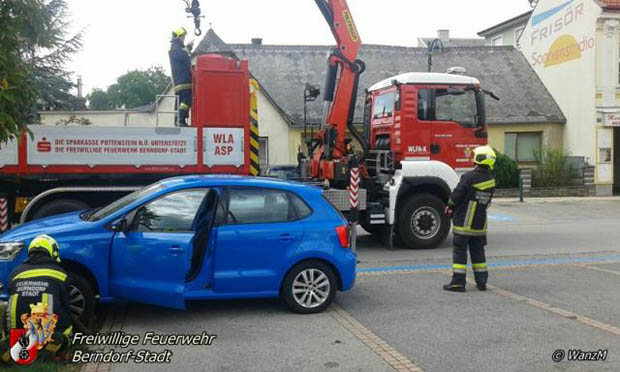 20170726 Pkw auf Stein aufgefahren in Berndorf am Hermannsplatz Foto: © FF Berndorf-Stadt / Markus Wanzenboeck 20170726 Pkw auf Stein aufgefahren in Berndorf am Hermannsplatz Foto: © FF Berndorf-Stadt / Markus Wanzenboeck