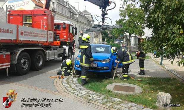20170726 Pkw auf Stein aufgefahren in Berndorf am Hermannsplatz Foto: © FF Berndorf-Stadt / Markus Wanzenboeck 20170726 Pkw auf Stein aufgefahren in Berndorf am Hermannsplatz Foto: © FF Berndorf-Stadt / Markus Wanzenboeck