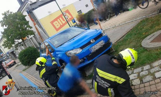 20170726 Pkw auf Stein aufgefahren in Berndorf am Hermannsplatz Foto: © FF Berndorf-Stadt / Markus Wanzenboeck 20170726 Pkw auf Stein aufgefahren in Berndorf am Hermannsplatz Foto: © FF Berndorf-Stadt / Markus Wanzenboeck