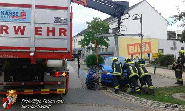 20170726 Pkw auf Stein aufgefahren in Berndorf am Hermannsplatz Foto: © FF Berndorf-Stadt / Markus Wanzenboeck 20170726 Pkw auf Stein aufgefahren in Berndorf am Hermannsplatz Foto: © FF Berndorf-Stadt / Markus Wanzenboeck