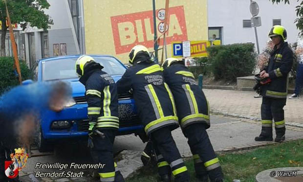 20170726 Pkw auf Stein aufgefahren in Berndorf am Hermannsplatz Foto: © FF Berndorf-Stadt / Markus Wanzenboeck 20170726 Pkw auf Stein aufgefahren in Berndorf am Hermannsplatz Foto: © FF Berndorf-Stadt / Markus Wanzenboeck