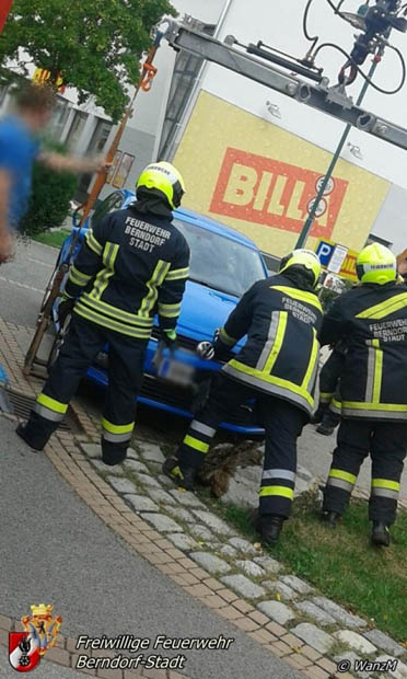 20170726 Pkw auf Stein aufgefahren in Berndorf am Hermannsplatz  Foto: © FF Berndorf-Stadt / Markus Wanzenboeck