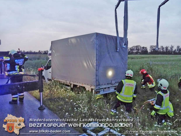 20170727 Bergung eines 3,5 Tonnen schweren Klein-Lkw auf der A2 Richtungsfahrbahn Wien  Foto: © Freiwillige Feuerwehr Traiskirchen-Stadt