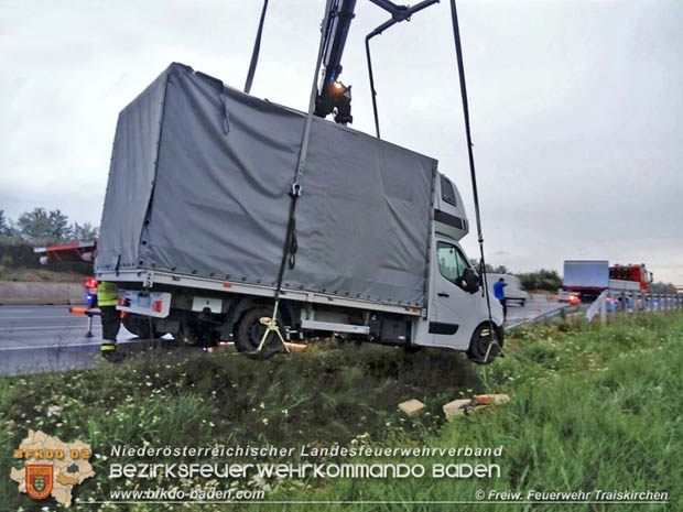 20170727 Bergung eines 3,5 Tonnen schweren Klein-Lkw auf der A2 Richtungsfahrbahn Wien  Foto: © Freiwillige Feuerwehr Traiskirchen-Stadt