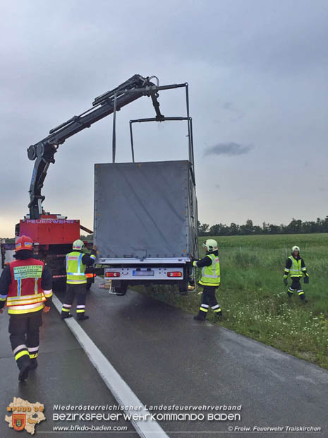 20170727 Bergung eines 3,5 Tonnen schweren Klein-Lkw auf der A2 Richtungsfahrbahn Wien  Foto: © Freiwillige Feuerwehr Traiskirchen-Stadt