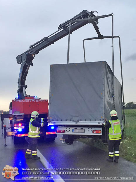 20170727 Bergung eines 3,5 Tonnen schweren Klein-Lkw auf der A2 Richtungsfahrbahn Wien  Foto: © Freiwillige Feuerwehr Traiskirchen-Stadt