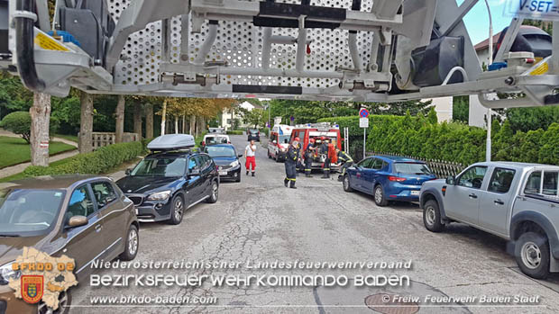 20170728 Rauchfangkehrer stürzt durch Dach eines Mehrparteienhaus in Baden Ortsteil Weikersdorf  Foto: © FF Baden-Stadt/Stefan Schneider