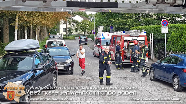 20170728 Rauchfangkehrer stürzt durch Dach eines Mehrparteienhaus in Baden Ortsteil Weikersdorf  Foto: © FF Baden-Stadt/Stefan Schneider