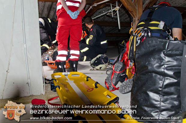20170728 Rauchfangkehrer stürzt durch Dach eines Mehrparteienhaus in Baden Ortsteil Weikersdorf  Foto: © FF Baden-Stadt/Fritz Beichbuchner