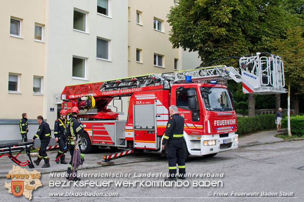 20170728 Rauchfangkehrer stürzt durch Dach eines Mehrparteienhaus in Baden Ortsteil Weikersdorf  Foto: © FF Baden-Stadt/Fritz Beichbuchner