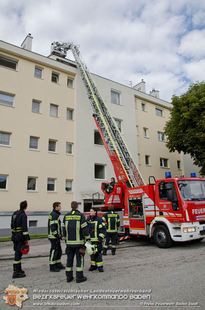 20170728 Rauchfangkehrer stürzt durch Dach eines Mehrparteienhaus in Baden Ortsteil Weikersdorf  Foto: © FF Baden-Stadt/Fritz Beichbuchner