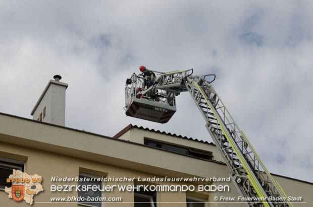 20170728 Rauchfangkehrer stürzt durch Dach eines Mehrparteienhaus in Baden Ortsteil Weikersdorf  Foto: © FF Baden-Stadt/Fritz Beichbuchner