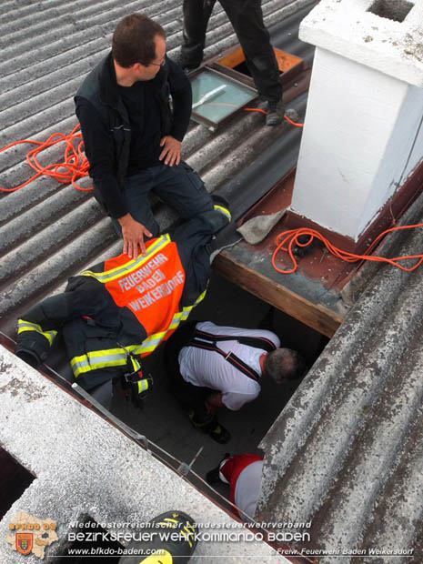 20170728 Rauchfangkehrer stürzt durch Dach eines Mehrparteienhaus in Baden Ortsteil Weikersdorf  Foto: © FF Baden Weikersdorf/Martin Sinkovits