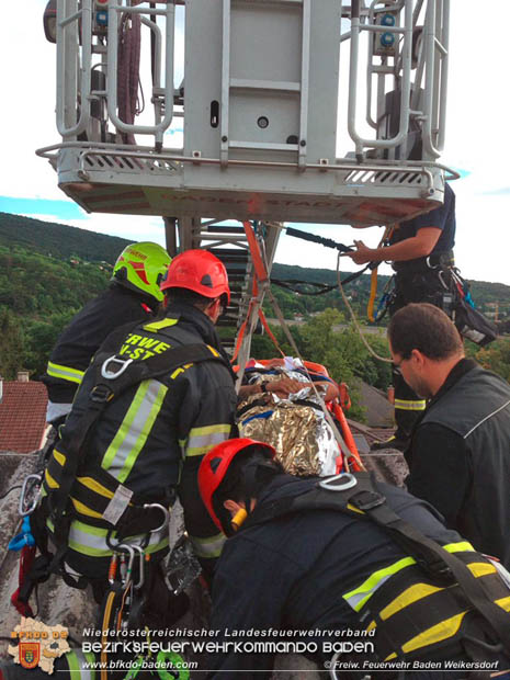20170728 Rauchfangkehrer stürzt durch Dach eines Mehrparteienhaus in Baden Ortsteil Weikersdorf  Foto: © FF Baden Weikersdorf/Martin Sinkovits