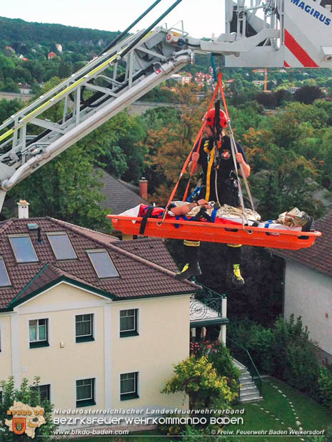 20170728 Rauchfangkehrer stürzt durch Dach eines Mehrparteienhaus in Baden Ortsteil Weikersdorf  Foto: © FF Baden Weikersdorf/Martin Sinkovits